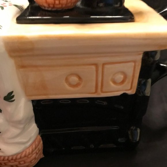 LARGE WORLD BAZAAR SEWING MACHINE TEAPOT - Picture 4 of 9